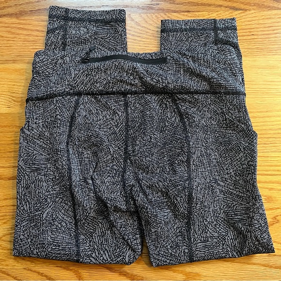 Lululemon black and white geometric pattern cropped leggings size 6 - Picture 3 of 4